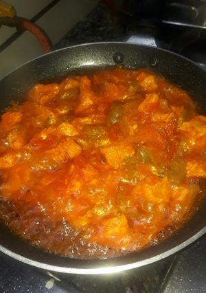 A picture of Chicken tikka masala.