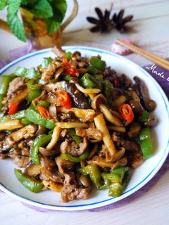 黑胡椒醬炒青椒菇菇 的食譜成品照片