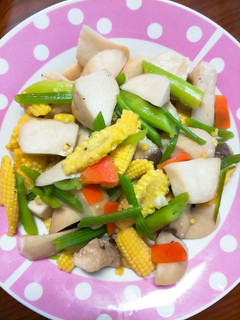 芹菜炒杏鮑菇佐玉米筍 的食譜成品照片