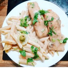 A picture of White sauce salmon and pasta.
