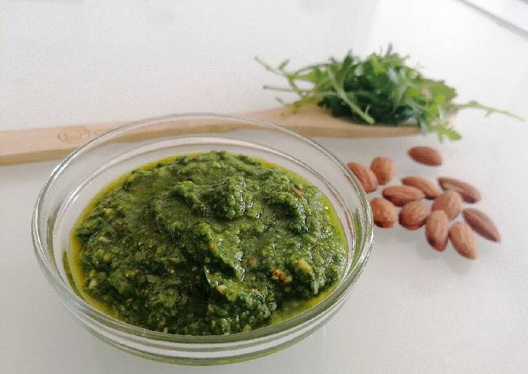 Steps to Make Fatto in casa super veloce Pesto di Rucola