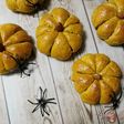 Panecillos especiados de calabaza rellenos de queso