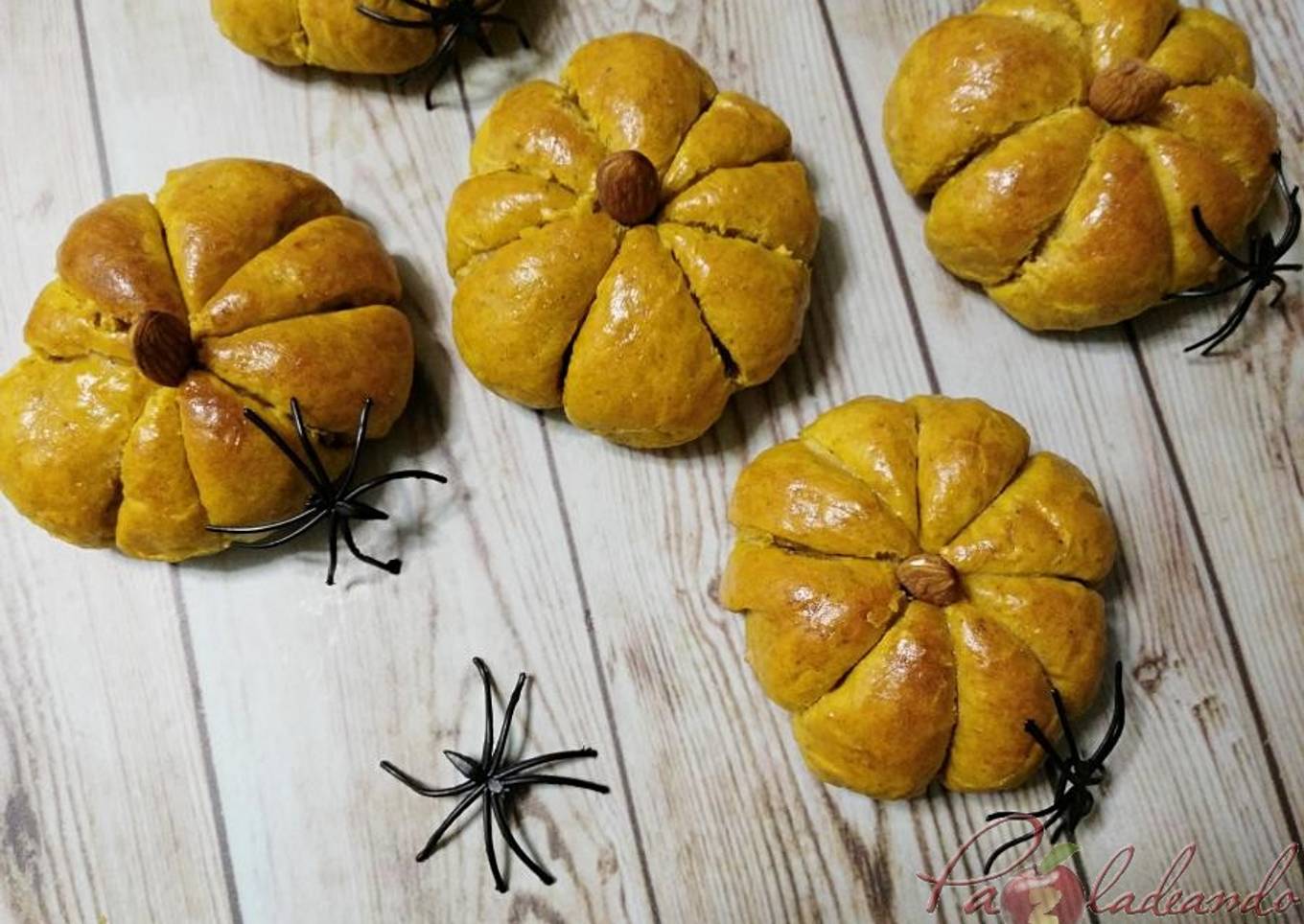 Panecillos especiados de calabaza rellenos de queso