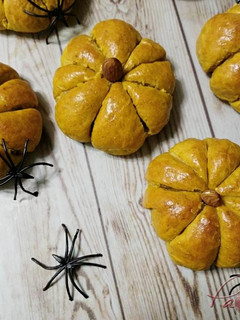 Una foto de Panecillos especiados de calabaza rellenos de queso