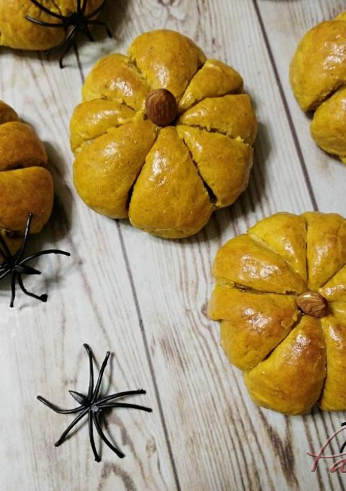 Una foto de Panecillos especiados de calabaza rellenos de queso
