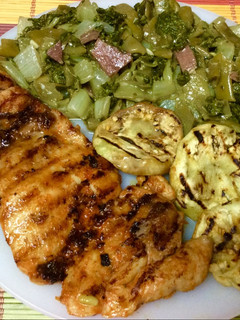 Una foto de Filete de pollo adobado casero, berenjena plancha y panaché de verdura con jamón