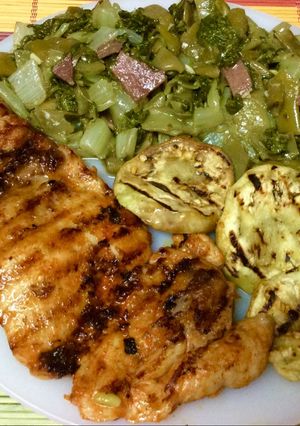 Una foto de Filete de pollo adobado casero, berenjena plancha y panaché de verdura con jamón