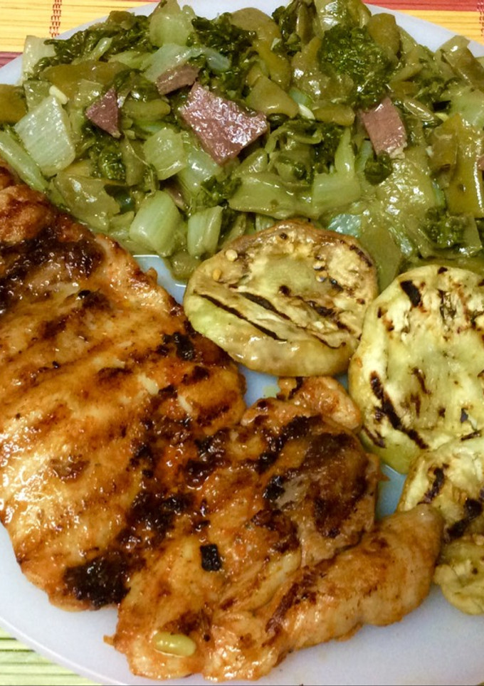 Una foto de Filete de pollo adobado casero, berenjena plancha y panaché de verdura con jamón