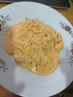 Una foto de Mac and cheese de coliflor keto