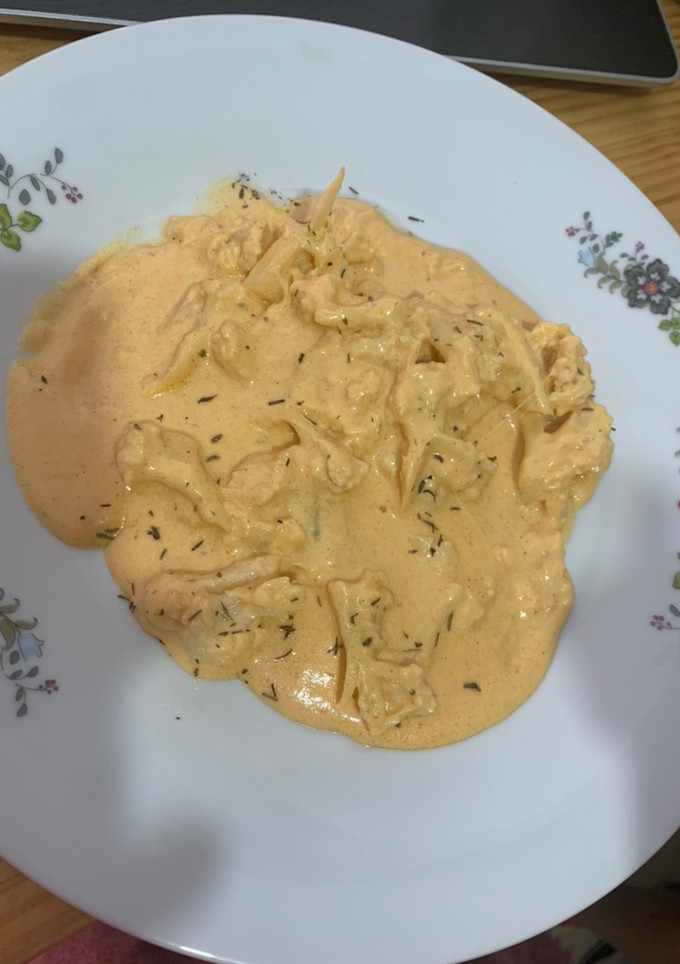 Una foto de Mac and cheese de coliflor keto
