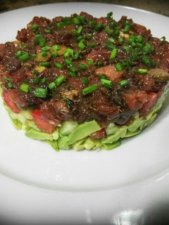Una foto de Tartar de atún con aguacate
