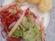 Una foto de ensalada de repollo con pimenton