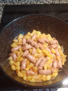 Una foto de Salchichas con patatas a la cerveza