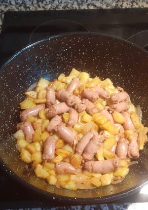 Una foto de Salchichas con patatas a la cerveza