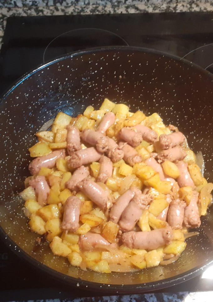 Una foto de Salchichas con patatas a la cerveza