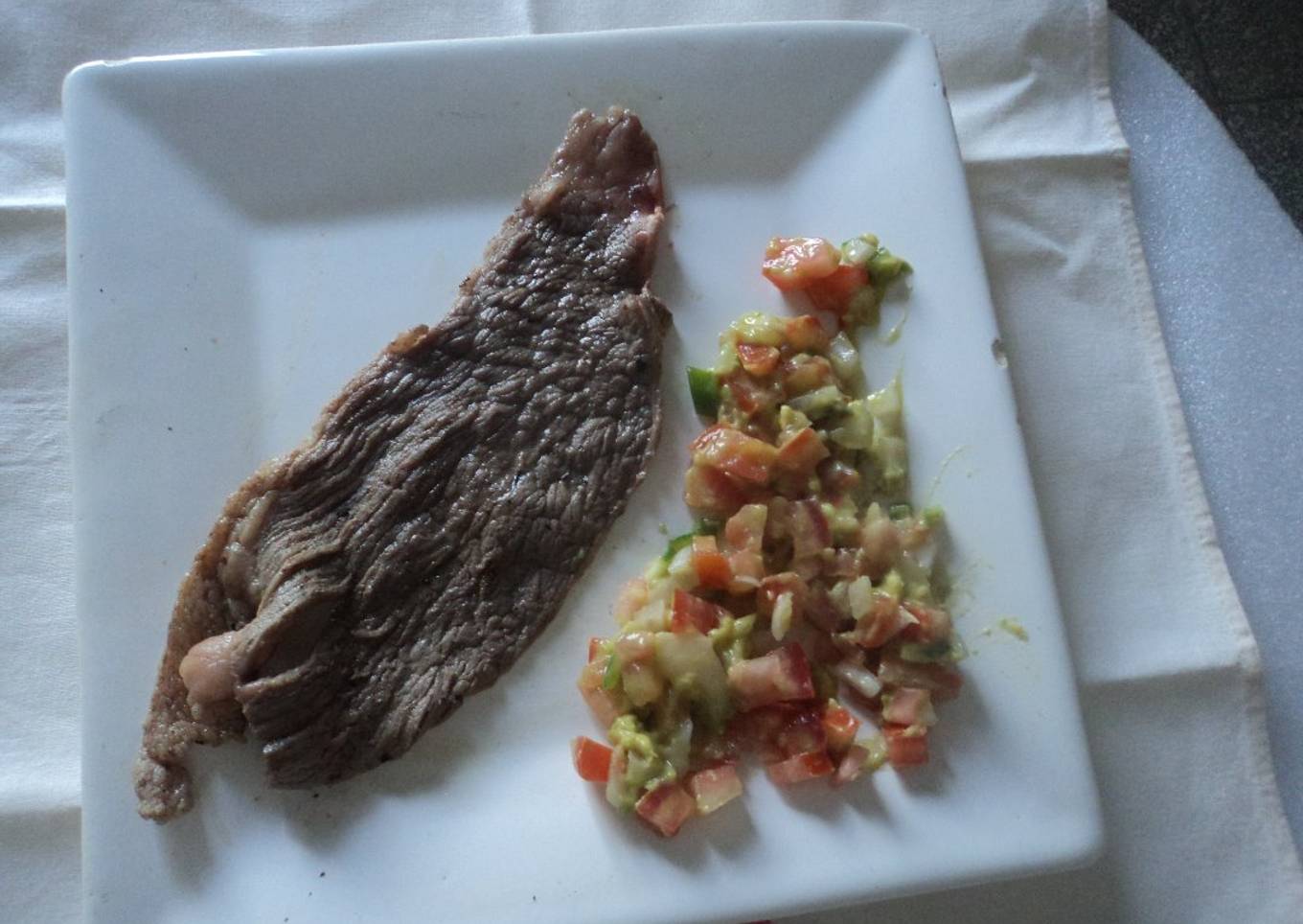 Bistec al tequila con guacamole ranchero