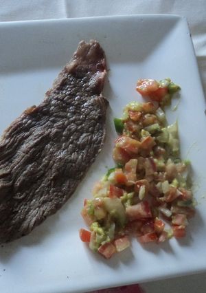 Una foto de Bistec al tequila con guacamole ranchero