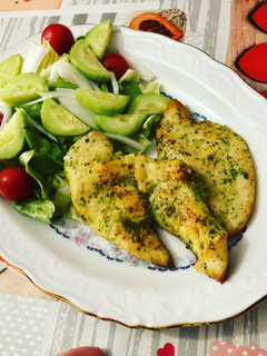 Una foto de Filete de pollo adobado a la plancha con ensalada