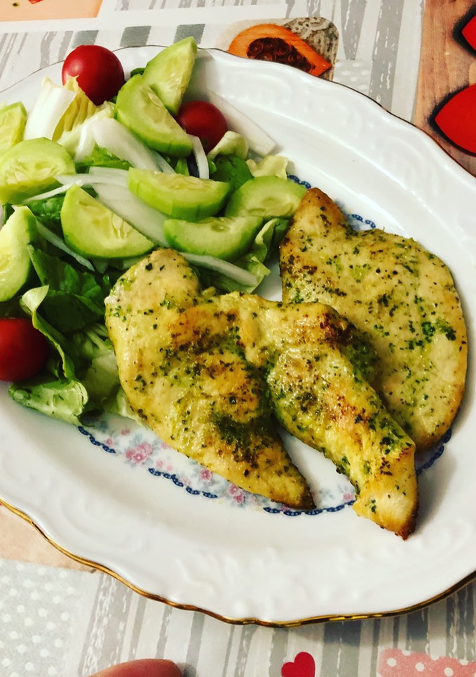 Una foto de Filete de pollo adobado a la plancha con ensalada