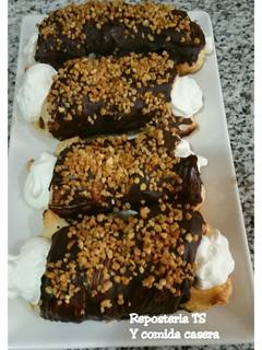 Una foto de Tubos de hojaldre rellenos de nata