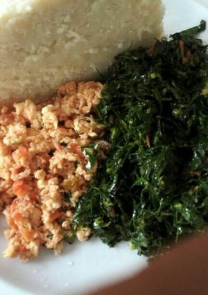 A picture of Fried eggs +Fried kale.