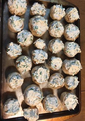 A picture of Cream cheese and spinach stuffed mushrooms.