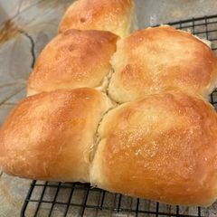 A picture of Potato dinner rolls.