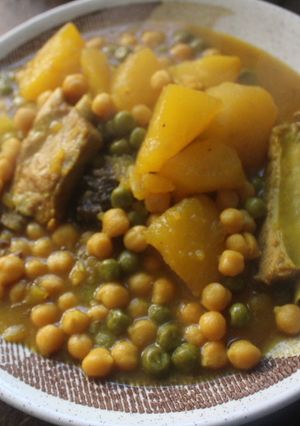 Una foto de Garbanzos con costillas en olla de cocción lenta