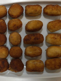 Una foto de Fritos de pimiento y croquetas de carne del cocido (carne, gallina y jamón.)