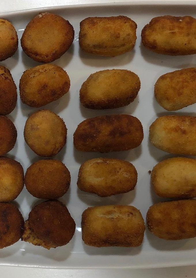 Una foto de Fritos de pimiento y croquetas de carne del cocido (carne, gallina y jamón.)