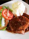 Lomo de Cerdo en salsa de tamarindo con puré de papa y ensalada