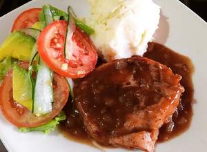 Una foto de Lomo de Cerdo en salsa de tamarindo con puré de papa y ensalada