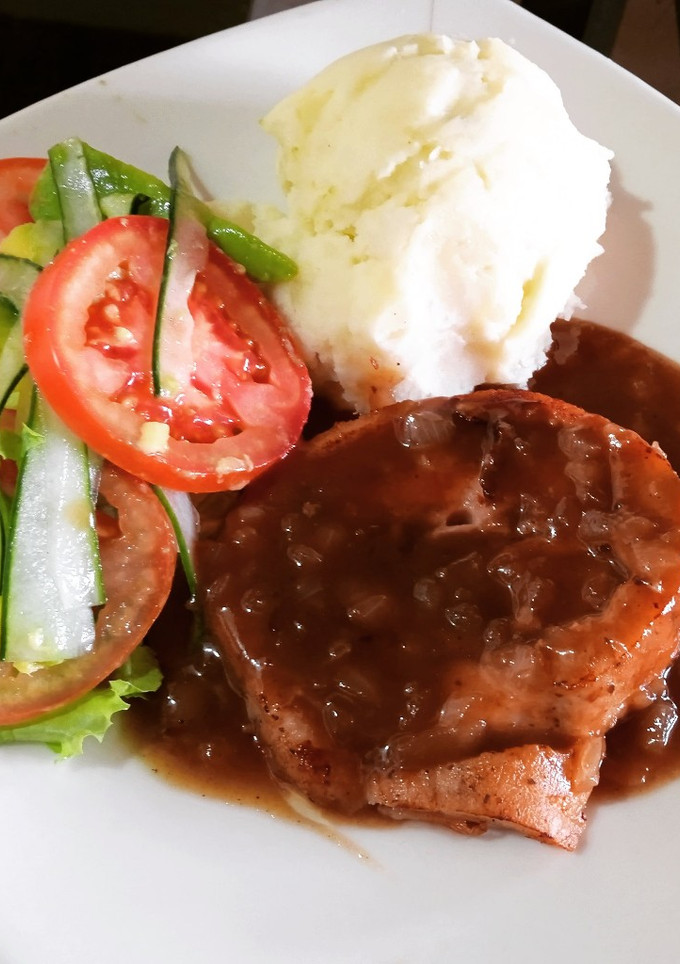 Una foto de Lomo de Cerdo en salsa de tamarindo con puré de papa y ensalada