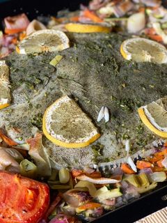 Una foto de Rodaballo al horno facilísimo con guarnición de verduras. ¡Un platazo navideño!