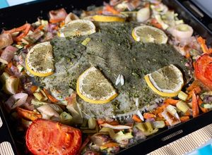 Una foto de Rodaballo al horno facilísimo con guarnición de verduras. ¡Un platazo navideño!