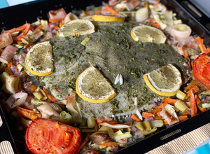 Foto principal de Rodaballo al horno facilísimo con guarnición de verduras. ¡Un platazo navideño!