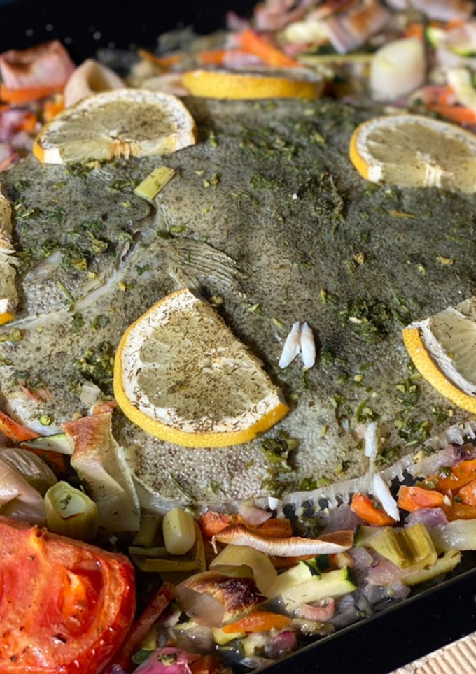 Una foto de Rodaballo al horno facilísimo con guarnición de verduras. ¡Un platazo navideño!