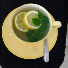 A picture of Green tea with lemon and mint leaf.