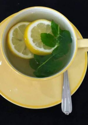 A picture of Green tea with lemon and mint leaf.