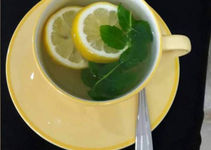 Green tea with lemon and mint leaf