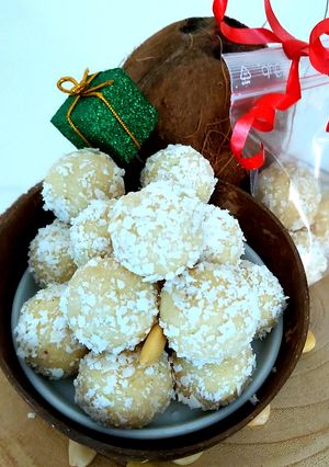 Une photo de Truffes noix de coco au coeur d'amande
