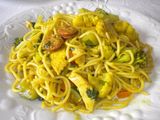 Fideos chinos con verduras salteadas y longaniza