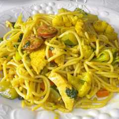 Una foto de Fideos chinos con verduras salteadas y longaniza