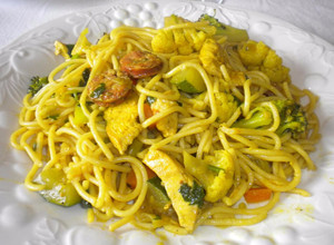 Una foto de Fideos chinos con verduras salteadas y longaniza