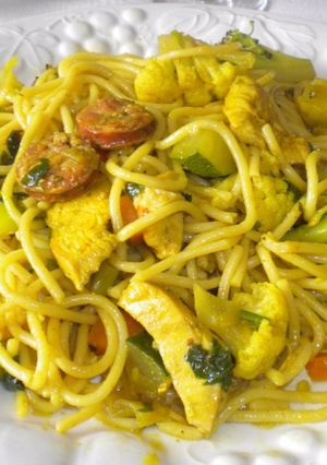 Una foto de Fideos chinos con verduras salteadas y longaniza
