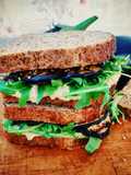 Veg toast con hummus, rucola e melanzane grigliate