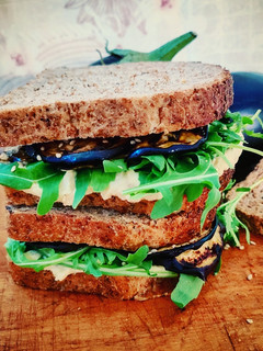 Foto di Veg toast con hummus, rucola e melanzane grigliate