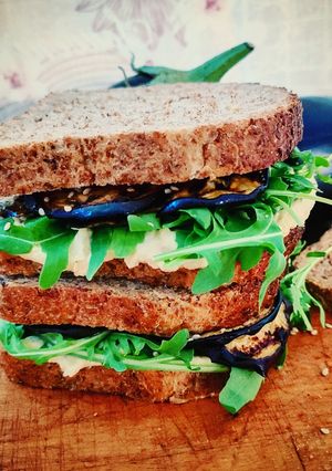 Foto di Veg toast con hummus, rucola e melanzane grigliate
