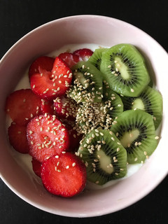 Una foto de Bowl de desayuno con fresas y kiwi 🍓