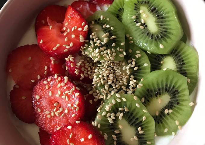 Bowl de desayuno con fresas y kiwi ? Receta de Carla Moya ?- Cookpad